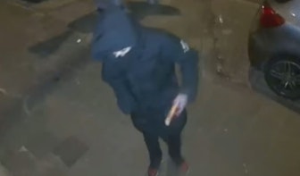 Politie zoekt jongen die vuurwerk door brievenbus van Utrechts gezin gooit
