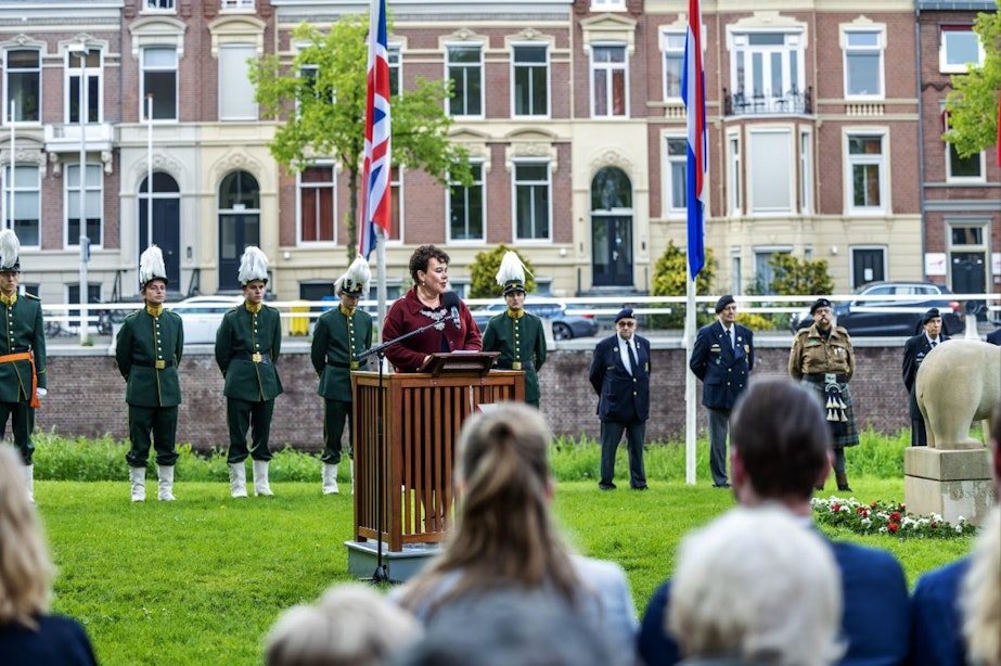 Utrecht viert de bevrijding met toespraken en bloemen: ‘Laten we in deze prachtige stad elkaars verschillen respecteren en vieren’