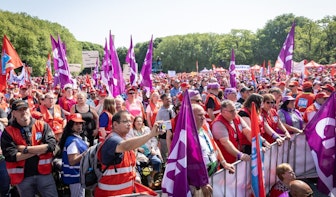 Duizenden mensen met een arbeidsbeperking demonstreren in Utrecht voor meer loon