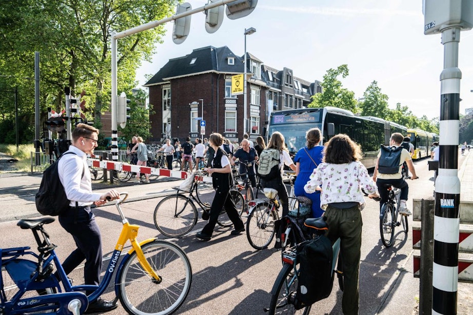 Spoorbomen Biltstraat in Utrecht defect; fietsers negeren lichten en busverkeer gehinderd