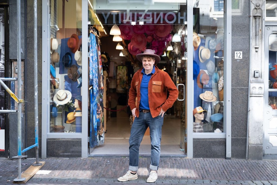 Op bezoek bij hoedenwinkel Jos van Dijck die 100 jaar bestaat: ‘We zitten tjokvol verhalen’