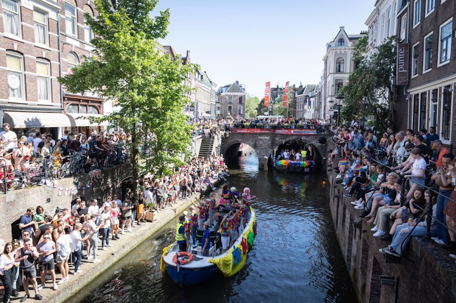 Tienduizenden mensen genieten op zonovergoten dag van Utrecht Pride