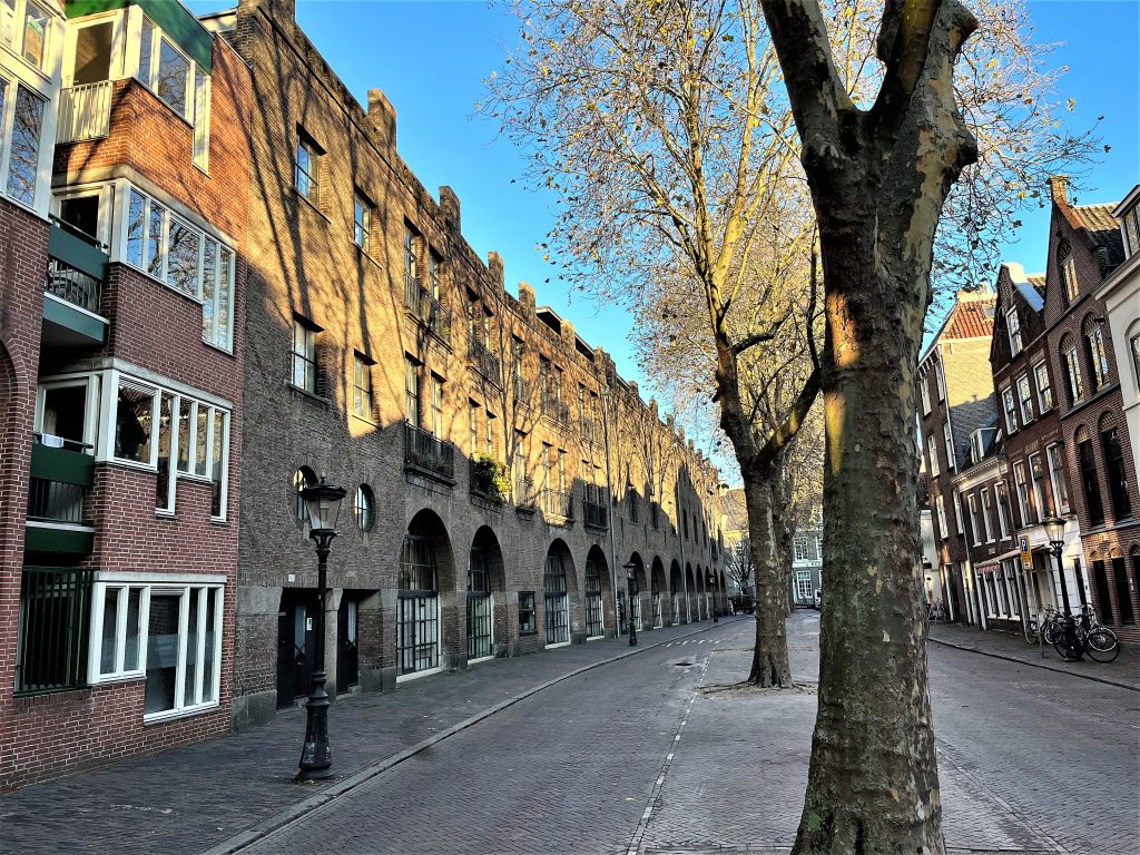 Breedstraat met links de voormalige drukkerij Boekhoven (foto Dick de Jong)