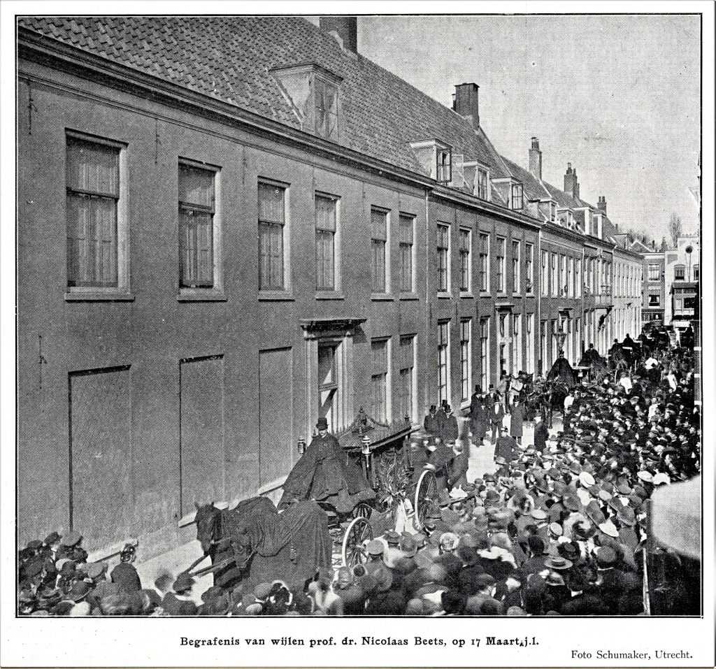 Afbeelding van de lijkkoets bij de begrafenis van prof. dr. Nicolaas Beets op 17 maart 1903, voor zijn woonhuis. (Foto: J. H. Schumaker, 1903 HUA) 