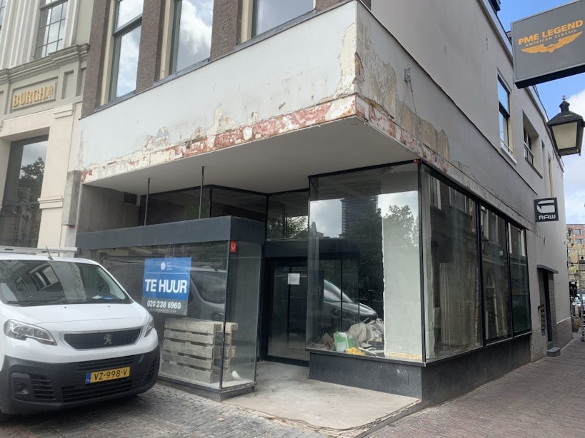 Gevel van winkel met Rietveldpui aan Oudegracht in Utrecht niet onherstelbaar beschadigd