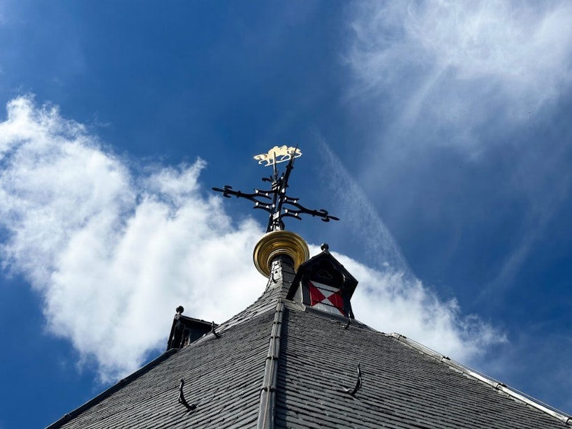 Honderden steentjes op het dak van de Domtoren in Utrecht vervangen