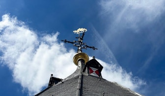 Honderden steentjes op het dak van de Domtoren in Utrecht vervangen