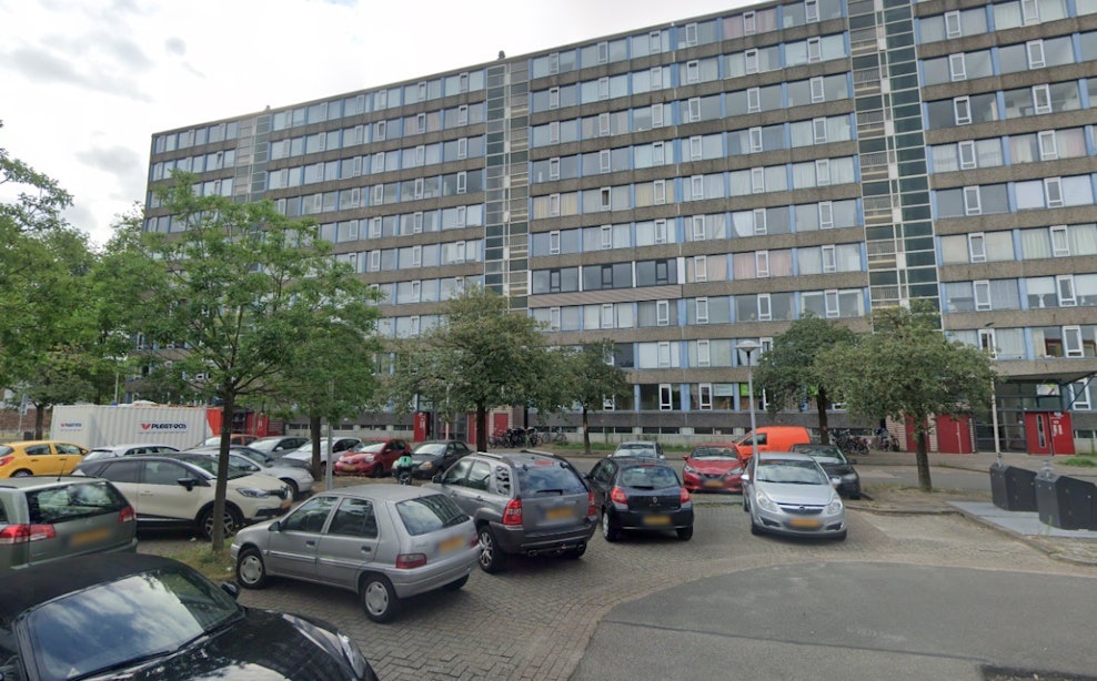 Woningcorporatie Bo-Ex zet extra beveiliging in bij flat aan Hanoidreef in Utrecht waar brand woedde in containerruimte