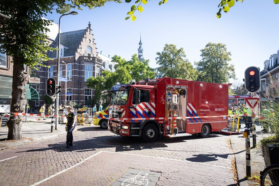 Ernstig ongeluk op de Jan van Scorelstraat in Utrecht: twee personen bekneld onder vrachtwagenwiel