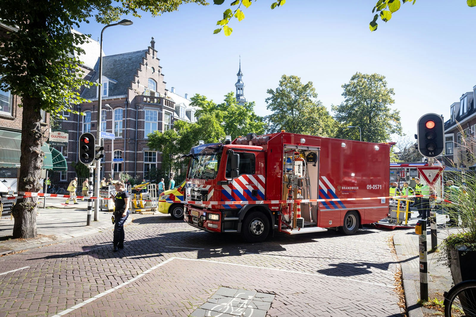 Ernstig ongeluk op de Jan van Scorelstraat in Utrecht: twee personen bekneld onder vrachtwagenwiel.