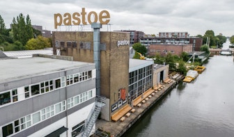 Pastoe-letters terug op het dak van de voormalige fabriek in Utrecht