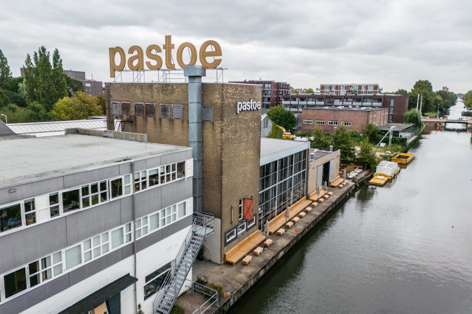 Pastoe-letters terug op het dak van de voormalige fabriek in Utrecht