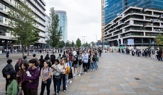 Duizenden internationale studenten in de rij voor het Beatrixgebouw in Utrecht voor verblijfsvergunning