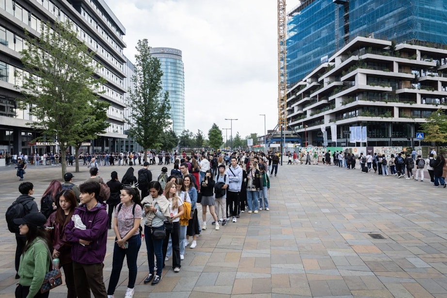 Duizenden internationale studenten in de rij voor het Beatrixgebouw in Utrecht voor verblijfsvergunning