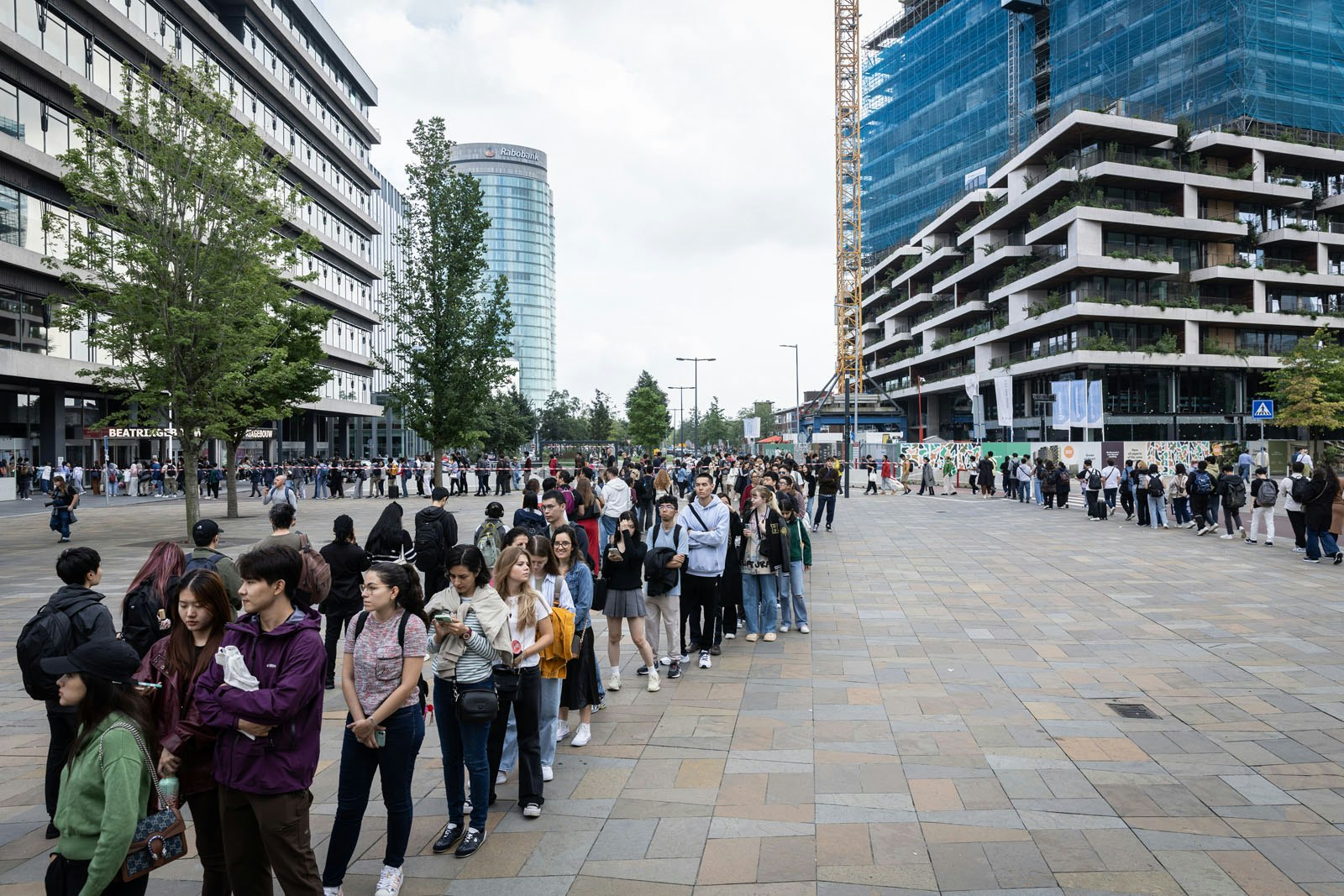 Des milliers d’étudiants internationaux font la queue devant le bâtiment Beatrix à Utrecht pour obtenir un permis de séjour