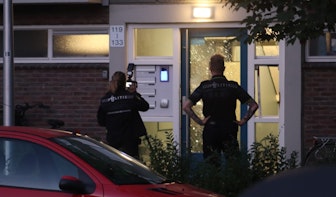 Explosie bij portiek van flat aan de Van Eechoudlaan in Utrechtse wijk Kanaleneiland