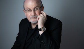 Schrijver Salman Rushdie geeft via livestream op ILFU in Utrecht eerste Nederlandse interview sinds aanslag