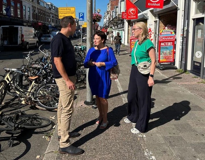 Burgemeester bezoekt ondernemers in door incidenten getroffen Damstraat in Utrecht: ‘De mensen zijn heel bang, dit moet stoppen’