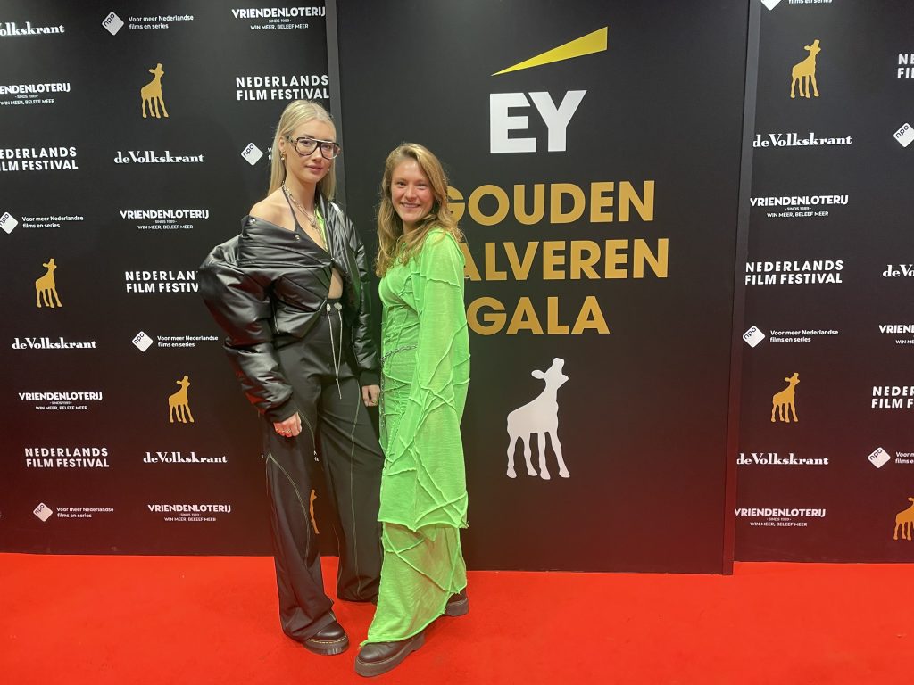 Wethouder Eva Oosters in kledingontwerp van HKU’er Emma Pastoor tijdens het Gouden Kalveren Gala