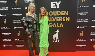 Wethouder Eva Oosters in kledingontwerp van HKU’er Emma Pastoor tijdens het Gouden Kalveren Gala
