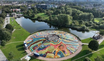 Kleurrijk mozaïek in Griftpark in Utrecht door kunstwerk van lp’s