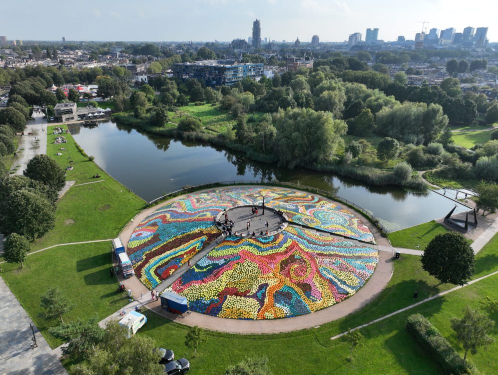 Kleurrijk mozaïek in Griftpark in Utrecht door kunstwerk van lp’s