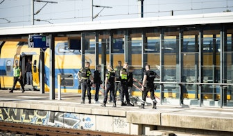Politie rukt in groten getale uit voor verdachte situatie in trein in Utrecht; vier personen zijn opgepakt