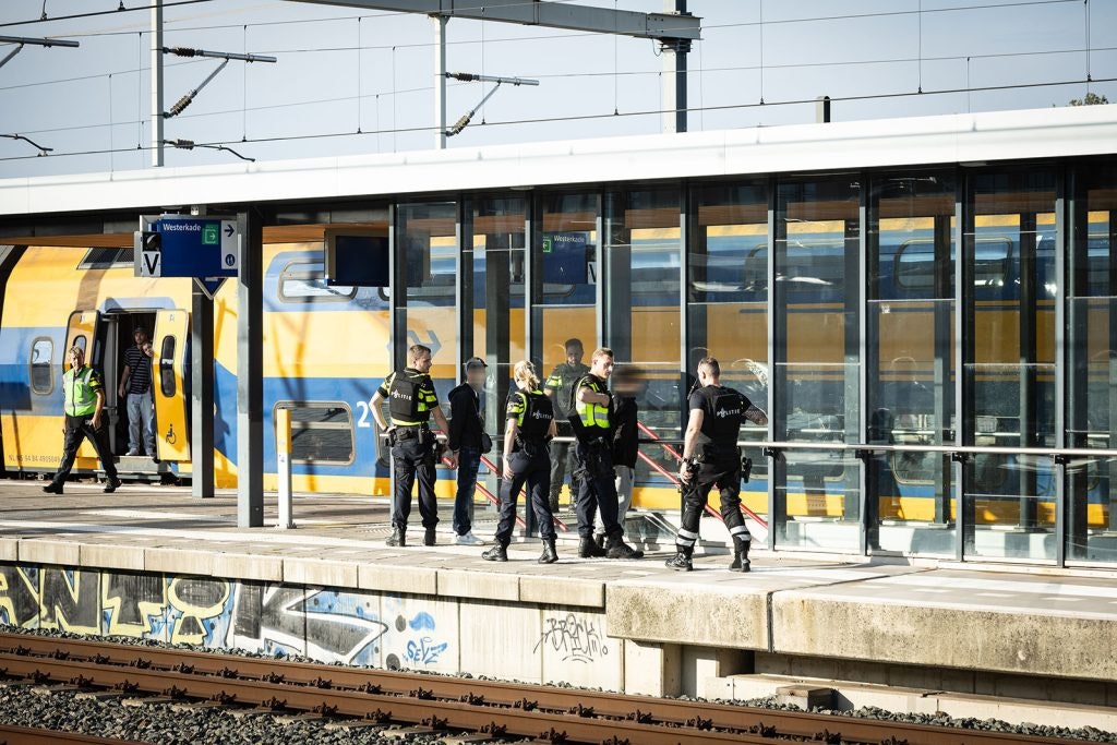 Politie rukt in groten getale uit voor verdachte situatie in Trein in Utrecht; vier personen zijn opgepakt