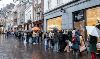 Rij van tientallen meters bij opening nieuwe kledingwinkel Fashiontiger in Utrecht