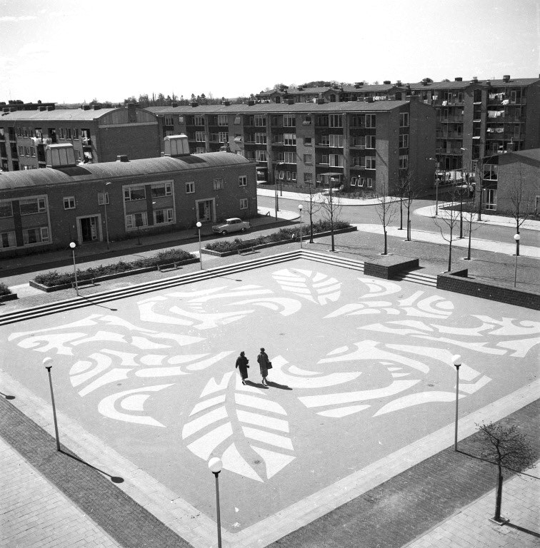 Herderplein met asfaltkunstwerk van Jan Boon (nog zonder beeld) in 1956 met de oorspronkelijke bejaardenwoningen met rond dak (Het Utrechts Archief)