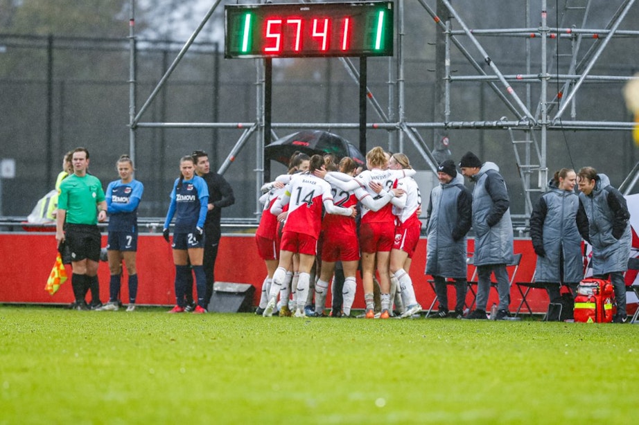 FC Utrecht Vrouwen verspeelt punten tegen laagvlieger AZ in emotionele week voor trainster Linda Helbling