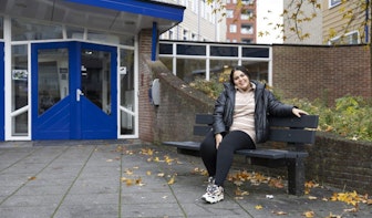 Zahraa Al-Amari kreeg een jeugdlintje: ‘Ik weet wat jongeren in een azc nodig hebben’
