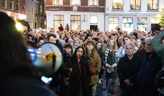 Foto’s: Honderden mensen bijeen rondom Stadhuis in Utrecht als tegenreactie op winst PVV