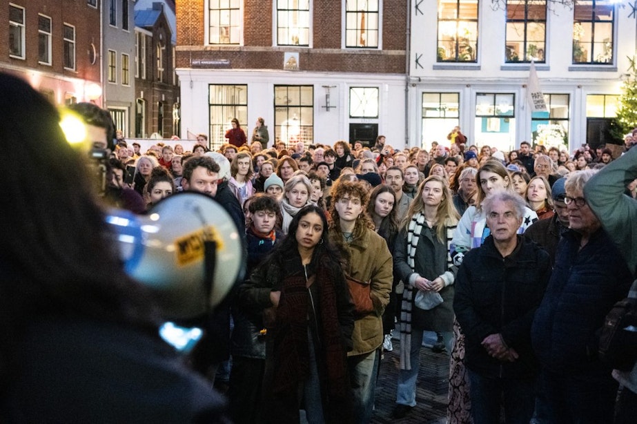 Foto’s: Honderden mensen bijeen rondom Stadhuis in Utrecht als tegenreactie op winst PVV