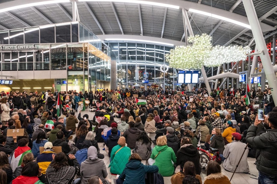 Pro-Palestijnse demonstranten houden sit-in op station Utrecht Centraal
