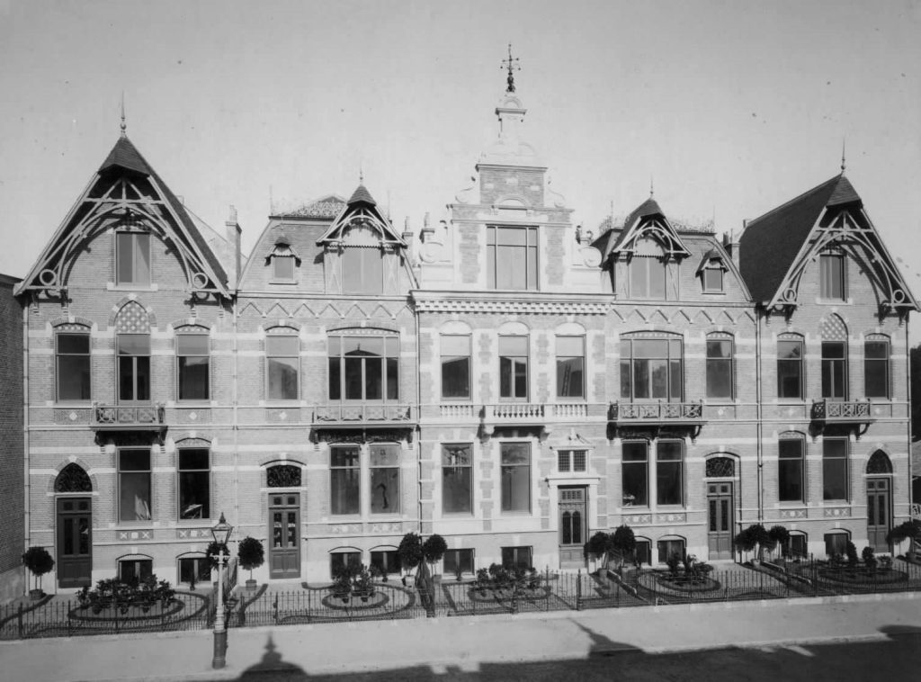 Foto van de Maliestraat vlak na de oplevering (1885). Zelfs de meeste tuinhekken staan er tegenwoordig nog. Fotograaf onbekend. (foto Het Utrechts Archief)