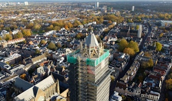 Daar is ze weer: bovenste stukje van de Domtoren in Utrecht weer een klein beetje te zien