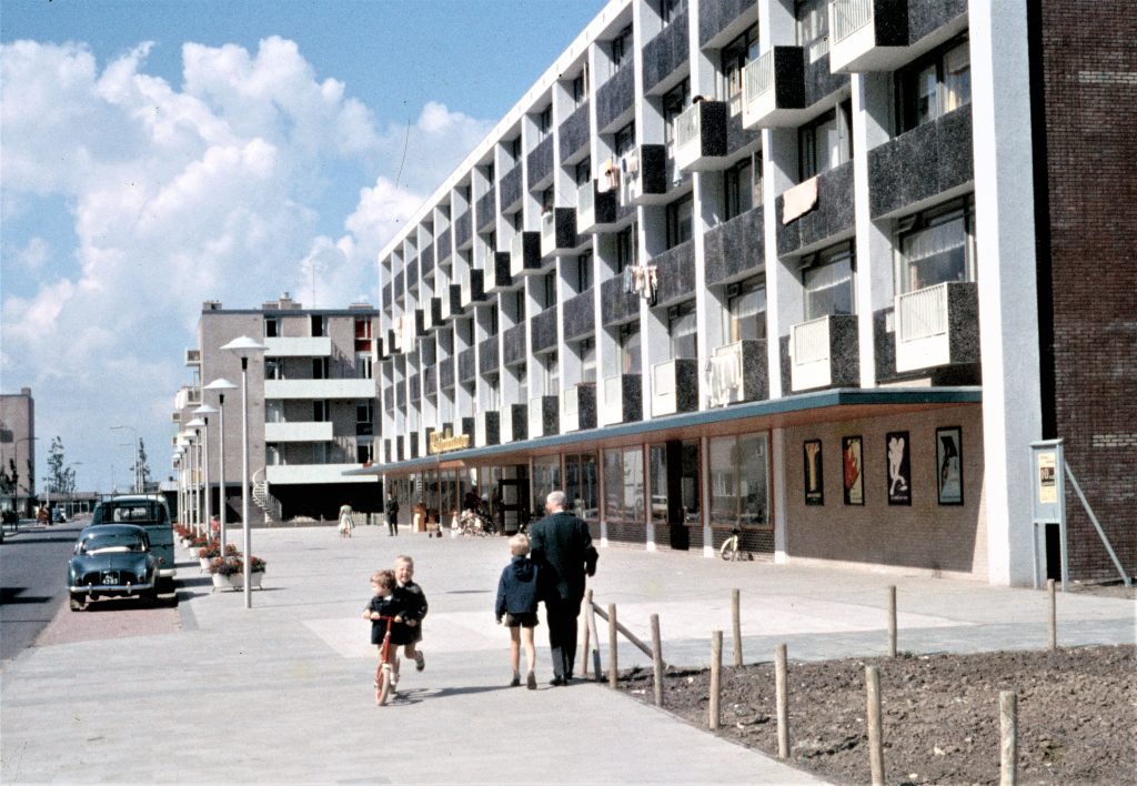 Winkelcentrum Rijnbaan aan de Van Heuven Goedhartlaan in de jaren zestig. (foto Het Utrechts Archief, catalogusnummer 23160)