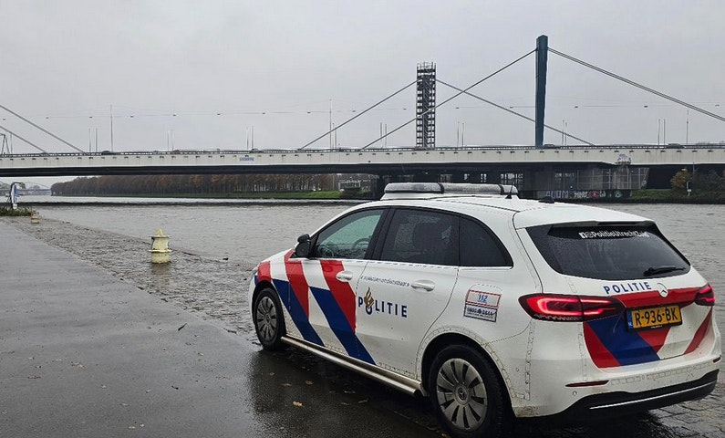 Taxichauffeur redt drenkeling in Utrecht en de politie is nu op zoek naar de man