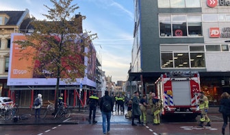 Brand gesticht in voormalige amusementshal aan het Vredenburg in Utrecht; politie houdt verdachte aan