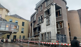Deel van gevel stadhuis aan de Minrebroederstraat in Utrecht laat los; gemeente neemt maatregelen