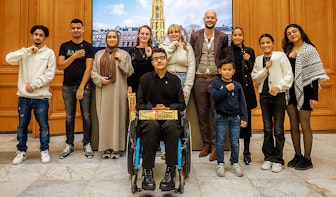 Utrechtse jongeren ontvangen een jeugdlintje op de Internationale Dag van de Rechten van het Kind