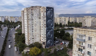 Utrechter JanIsDeMan maakt muurschildering van gigantische speakers in Georgische hoofdstad Tbilisi