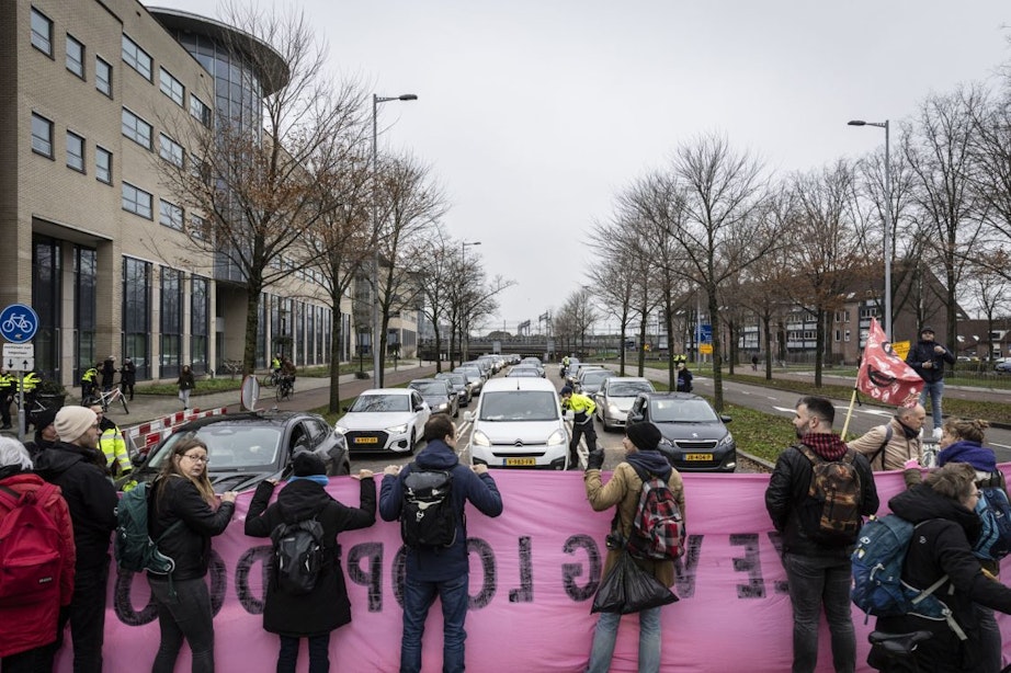 Foto’s: Honderden klimaatactivisten blokkeren Daalsesingel in Utrecht