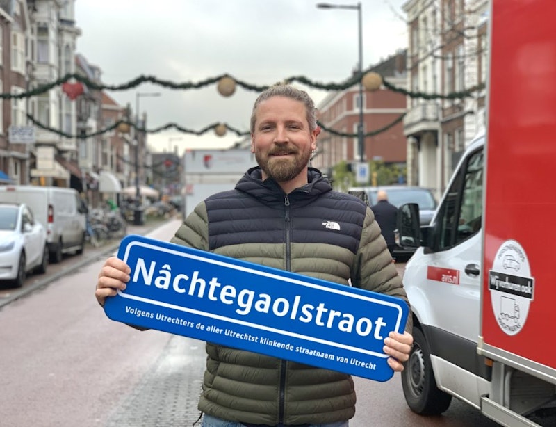 Joost Gijzel komt met ludiek idee: hang straatnaambordje Nâchtegaolstraot op om Utrechts dialect in leven te houden