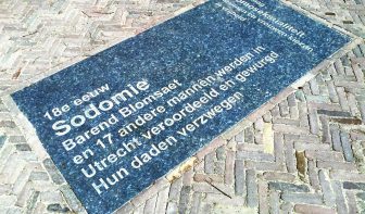 Gedenksteen sodomietenvervolging op het Domplein. (foto OSeveno Wikimedia Commons)