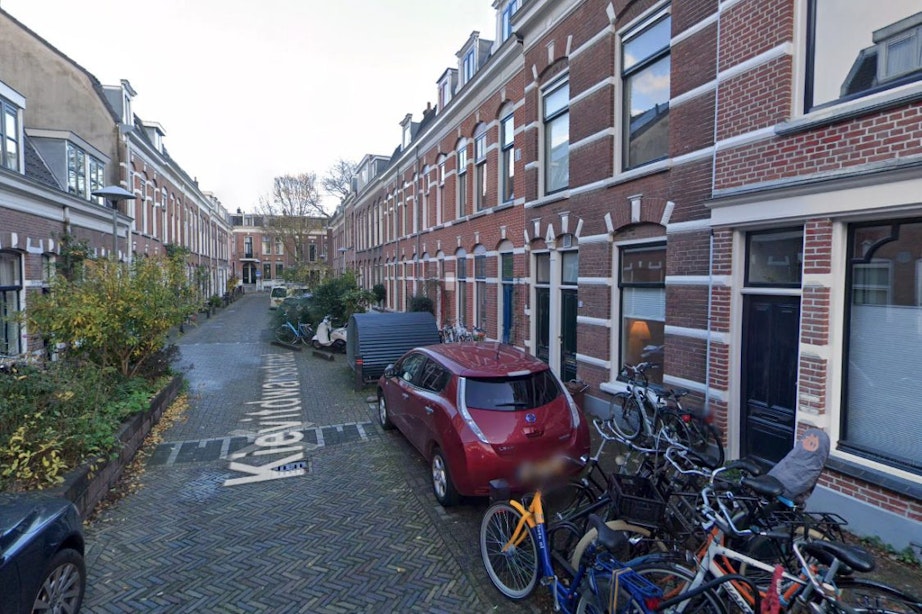 Bewoners Kievitdwarsstraat in Utrecht kiezen voor parkeerplaats in plaats van groen