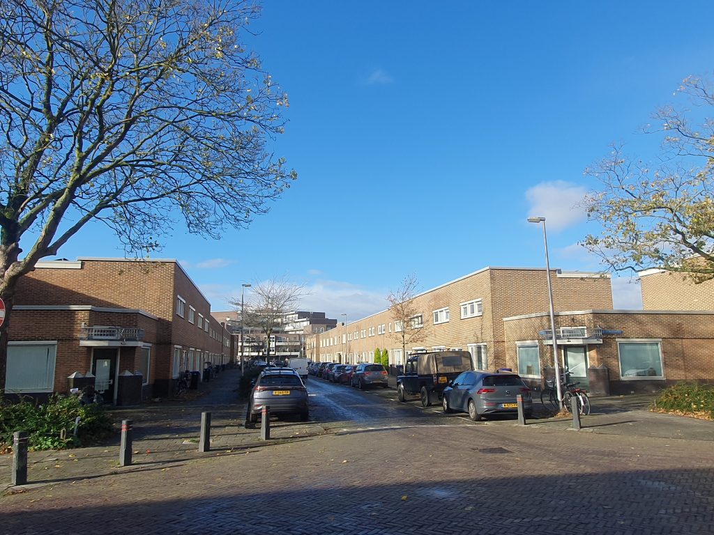 •Doorkijkje in de Kenaustraat, op de kruising met de Jan van der Doesstraat. Links en rechts zijn de voormalige winkelpanden te zien (foto Willem Vonhof)