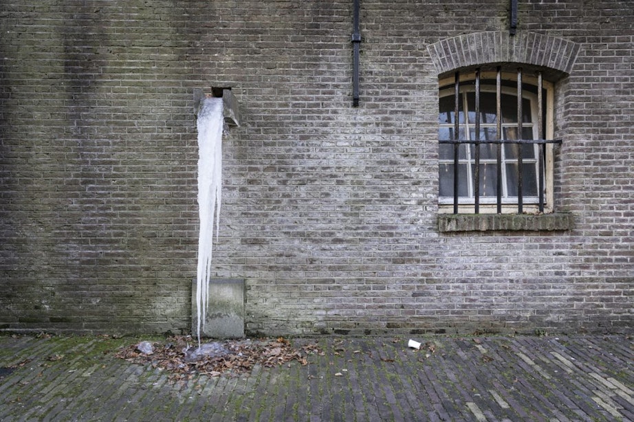 Foto’s: Het vriest dat het kraakt en langs de Utrechtse grachten hangen weer ijspegels