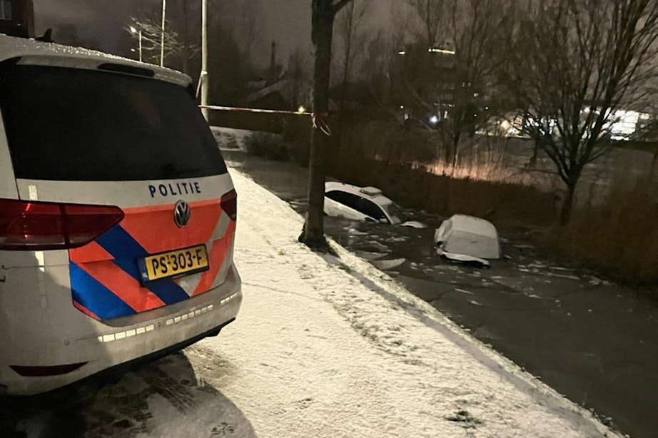 Politieauto belandt in het water na achtervolging in Utrecht